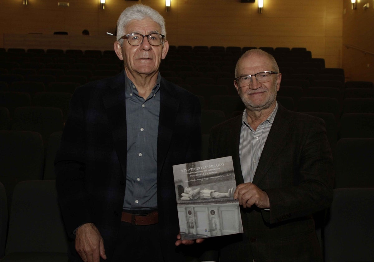 Joaquín Barrio y Jesús de la Villa con el libro que han editado.