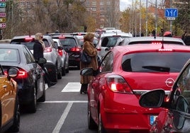 Retenciones en la entrada del puente de Poniente por la renovación de las marcas viales de la calzada.