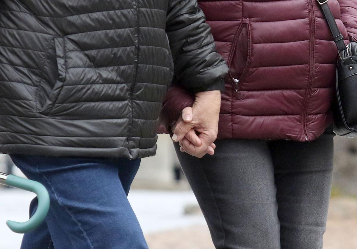 Una pareja pasea dada de la mano, en una imagen de archivo.