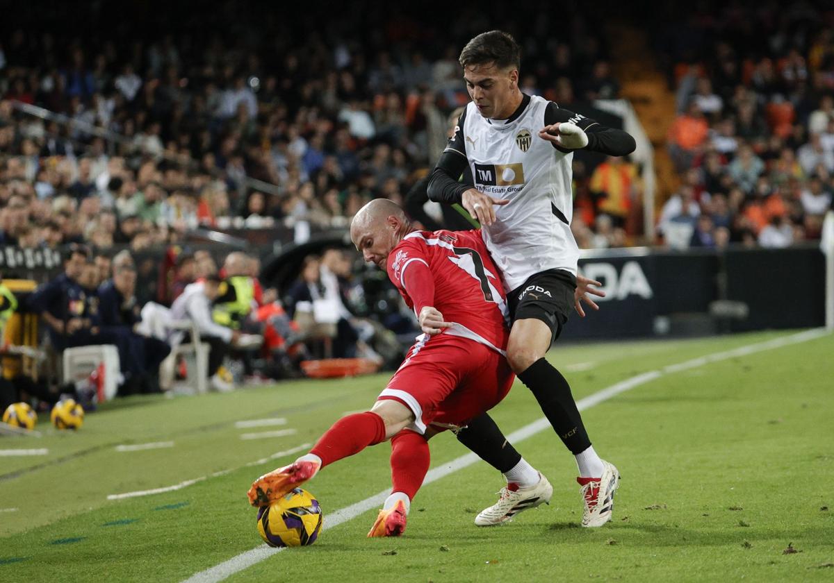 Barrenechea, centrocampista del Valencia, disputa un balón a Isi, jugador del Rayo.