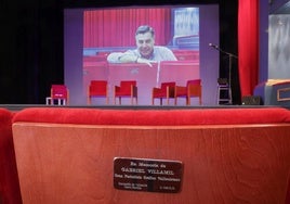 Butaca con el nombre de Gabriel Villamil, periodista gráfico homenajeado