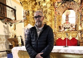 Javier Luna en el interior de la ermita con la Virgen y el Cristo de Castilviejo al fondo