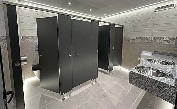 Lavabos y los váteres cerrados en uno de los aseos de la Plaza Mayor tras las obras.