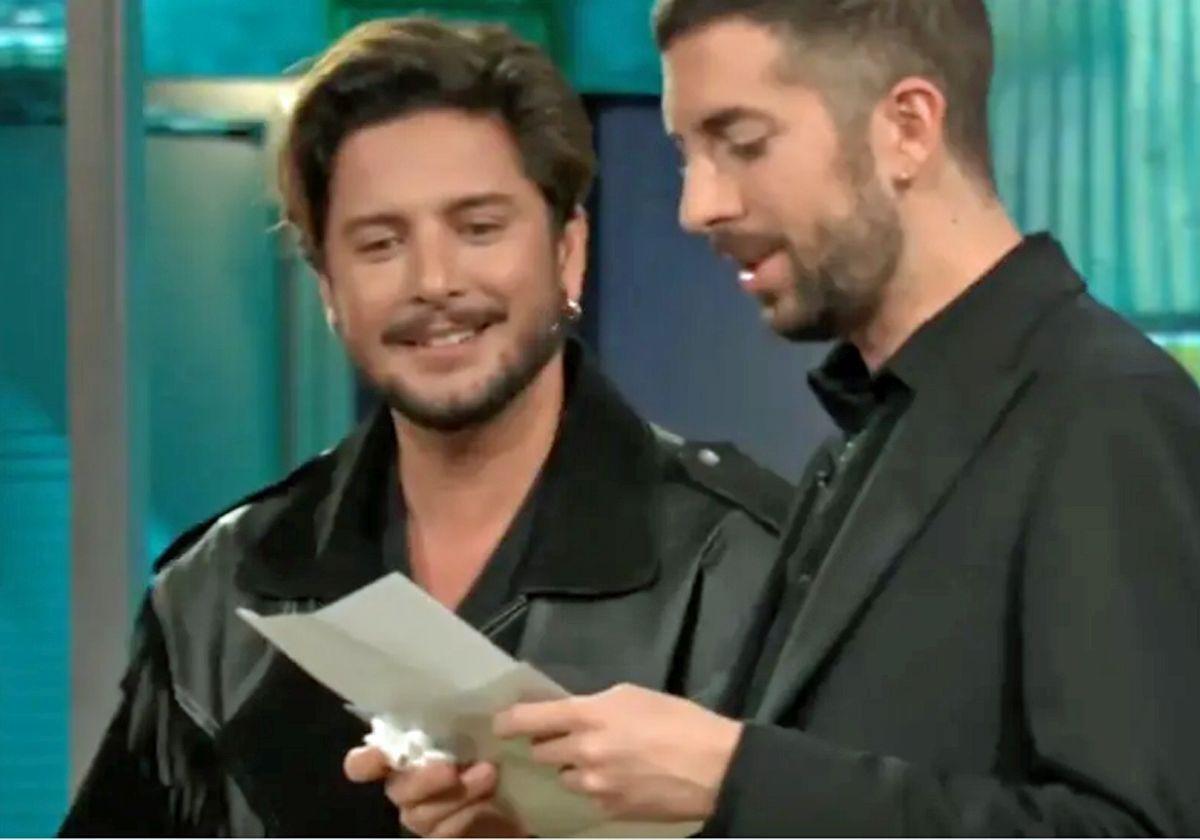 Manuel Carrasco con David Broncano en 'La Revuelta'.