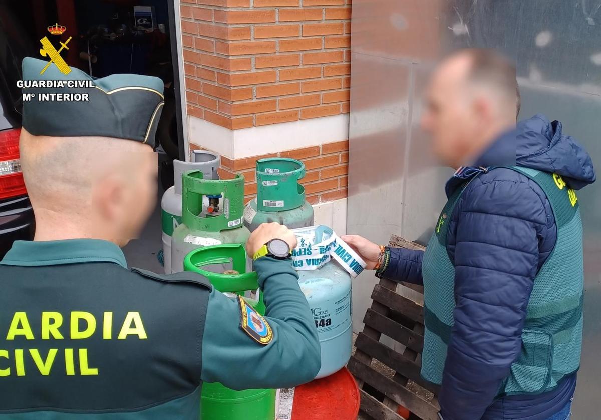 Botellas de gas refrigerante intervenidas por la Guardia Civil.