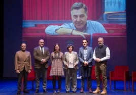 La hija menor y la viuda de Gabriel Villamil, en el centro, junto a las autoridades durante el homenaje en el Teatro Zorrilla.