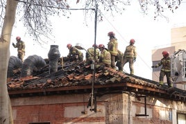 Los Bomberos trabajan sobre la cubierta del restaurante La Marquesa.