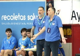 Pisonero extiende sus brazos durante el anterior partido en Huerta del Rey.