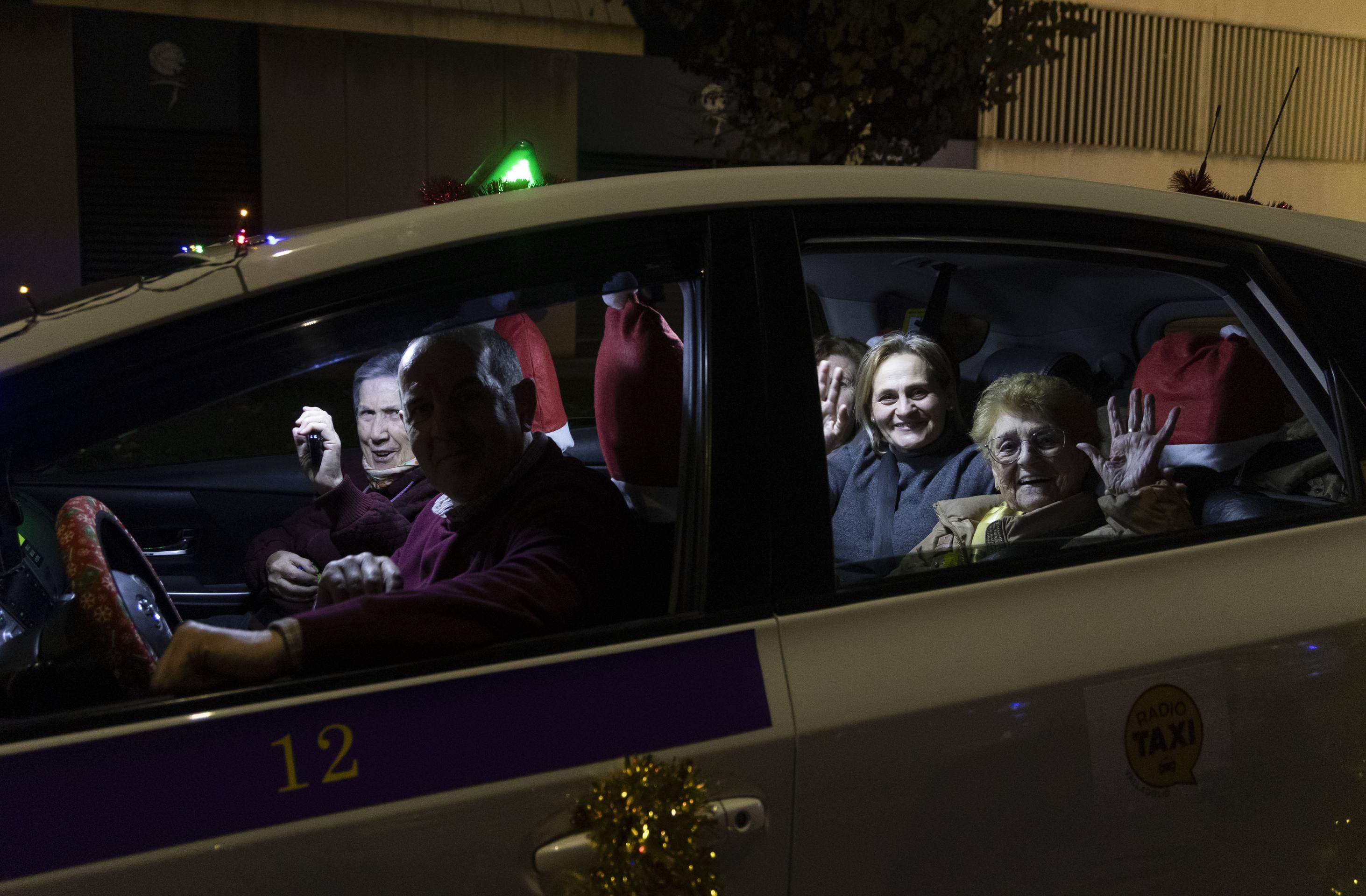 Los taxistas acercan la Navidad a 210 mayores de Valladolid