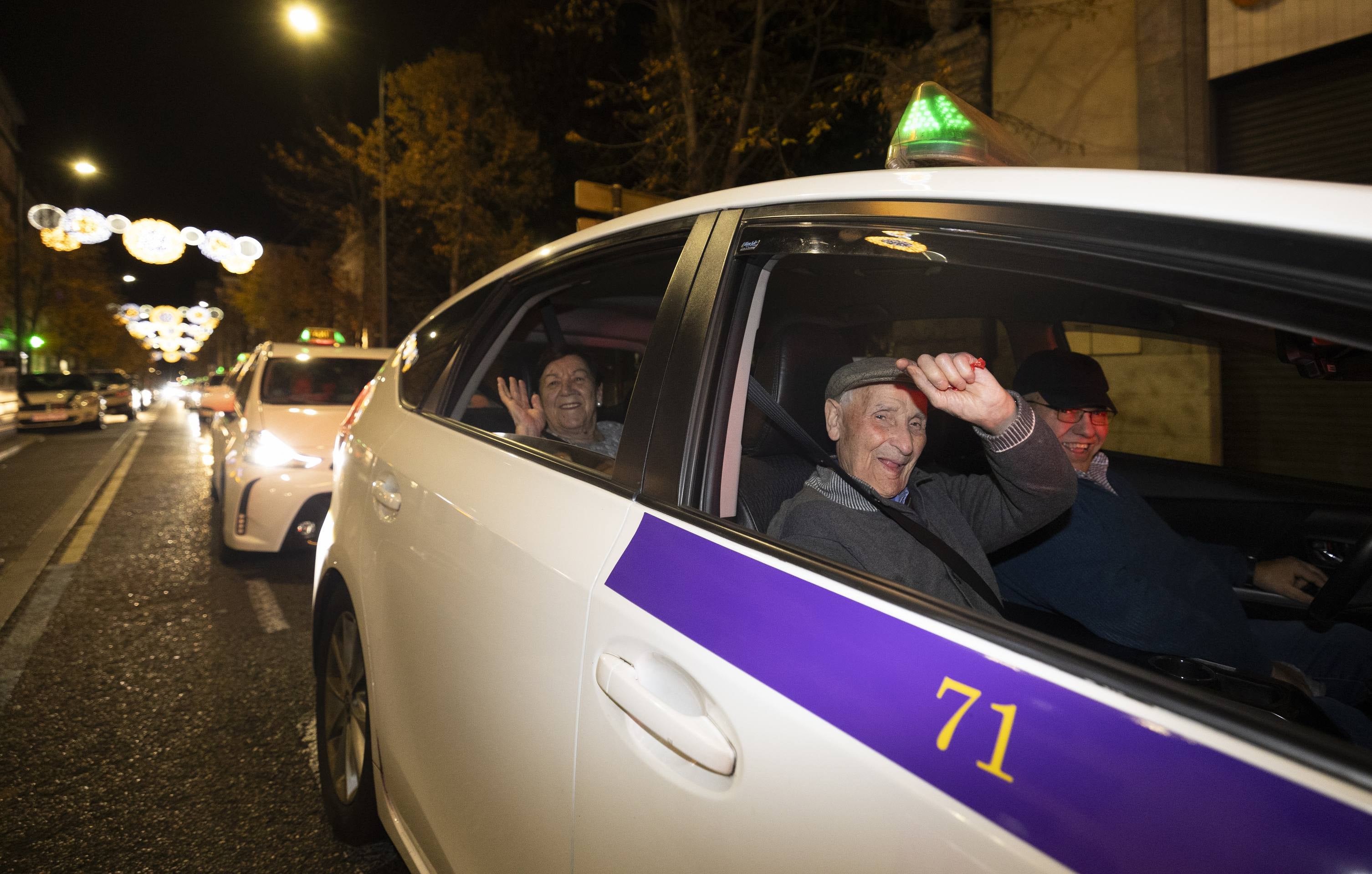 Los taxistas acercan la Navidad a 210 mayores de Valladolid