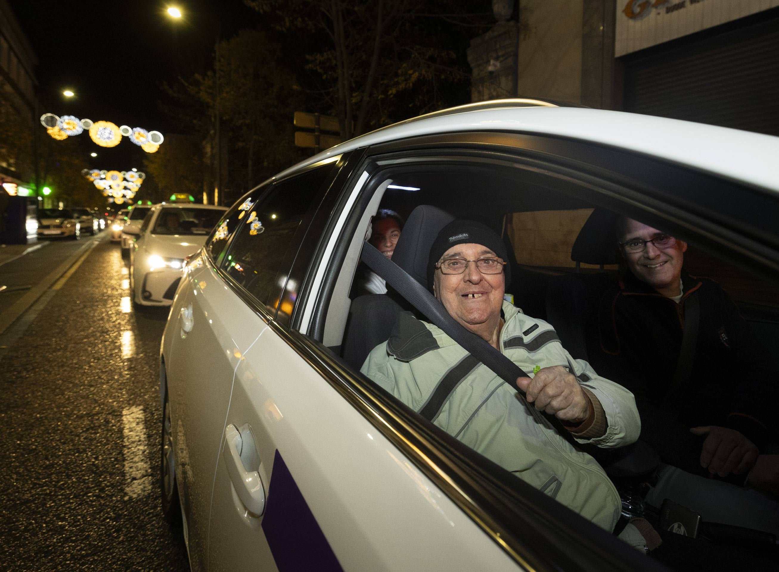 Los taxistas acercan la Navidad a 210 mayores de Valladolid