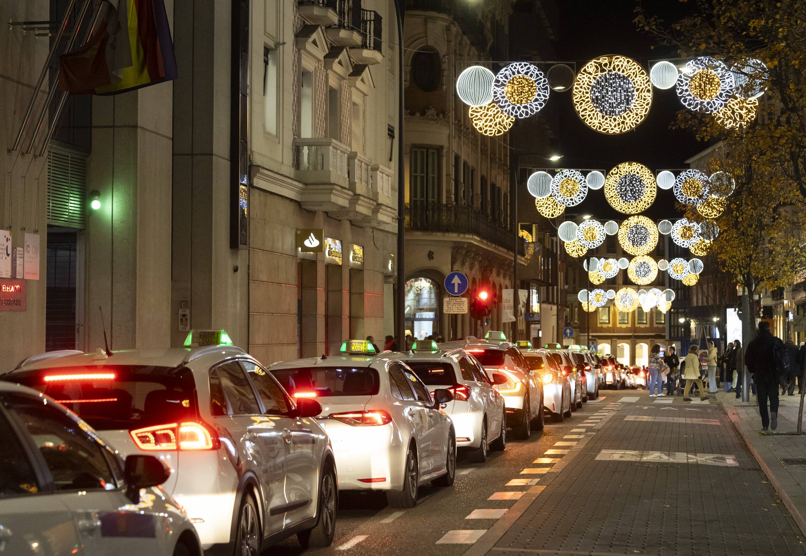 Los taxistas acercan la Navidad a 210 mayores de Valladolid