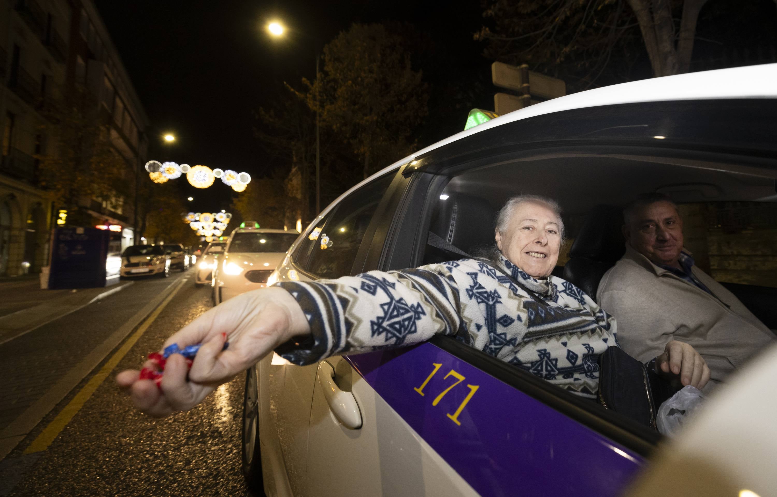 Los taxistas acercan la Navidad a 210 mayores de Valladolid