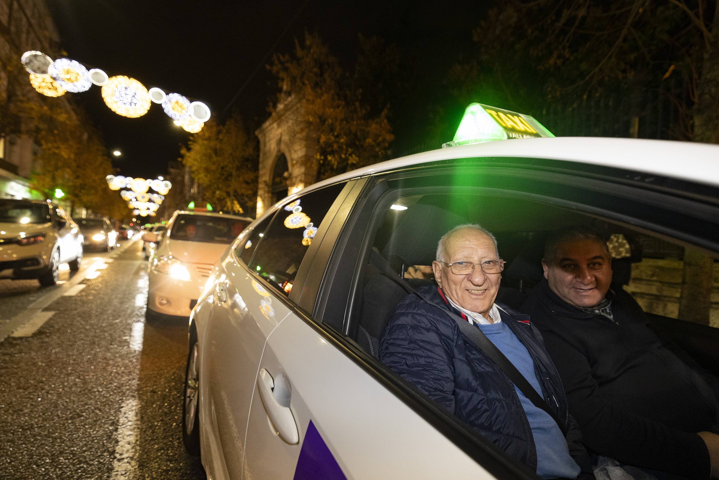 Los taxistas acercan la Navidad a 210 mayores de Valladolid