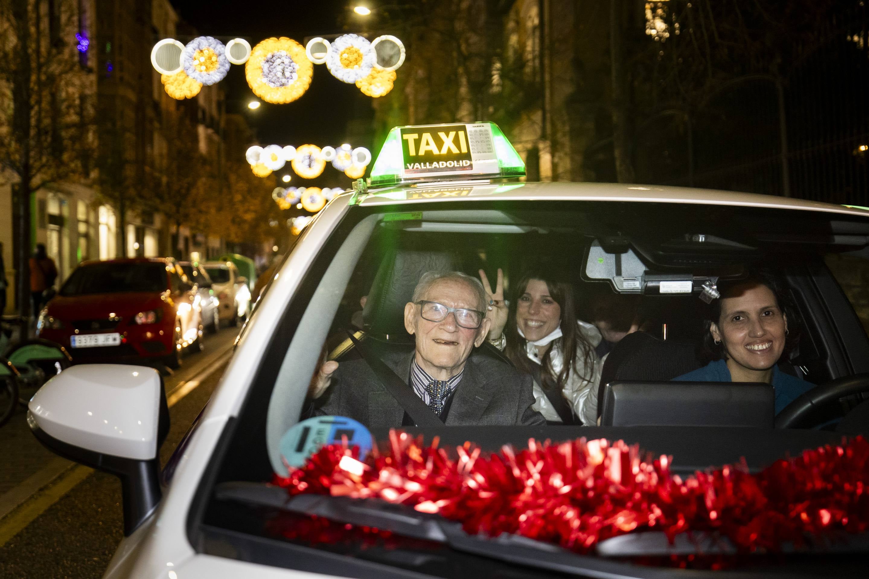 Los taxistas acercan la Navidad a 210 mayores de Valladolid