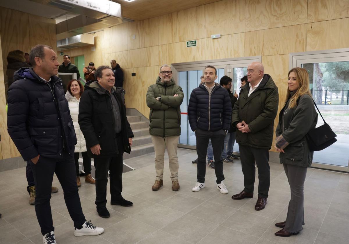 Eusebio Sacristán y Carnero visitan el nuevo albergue del Pinar de Antequera.