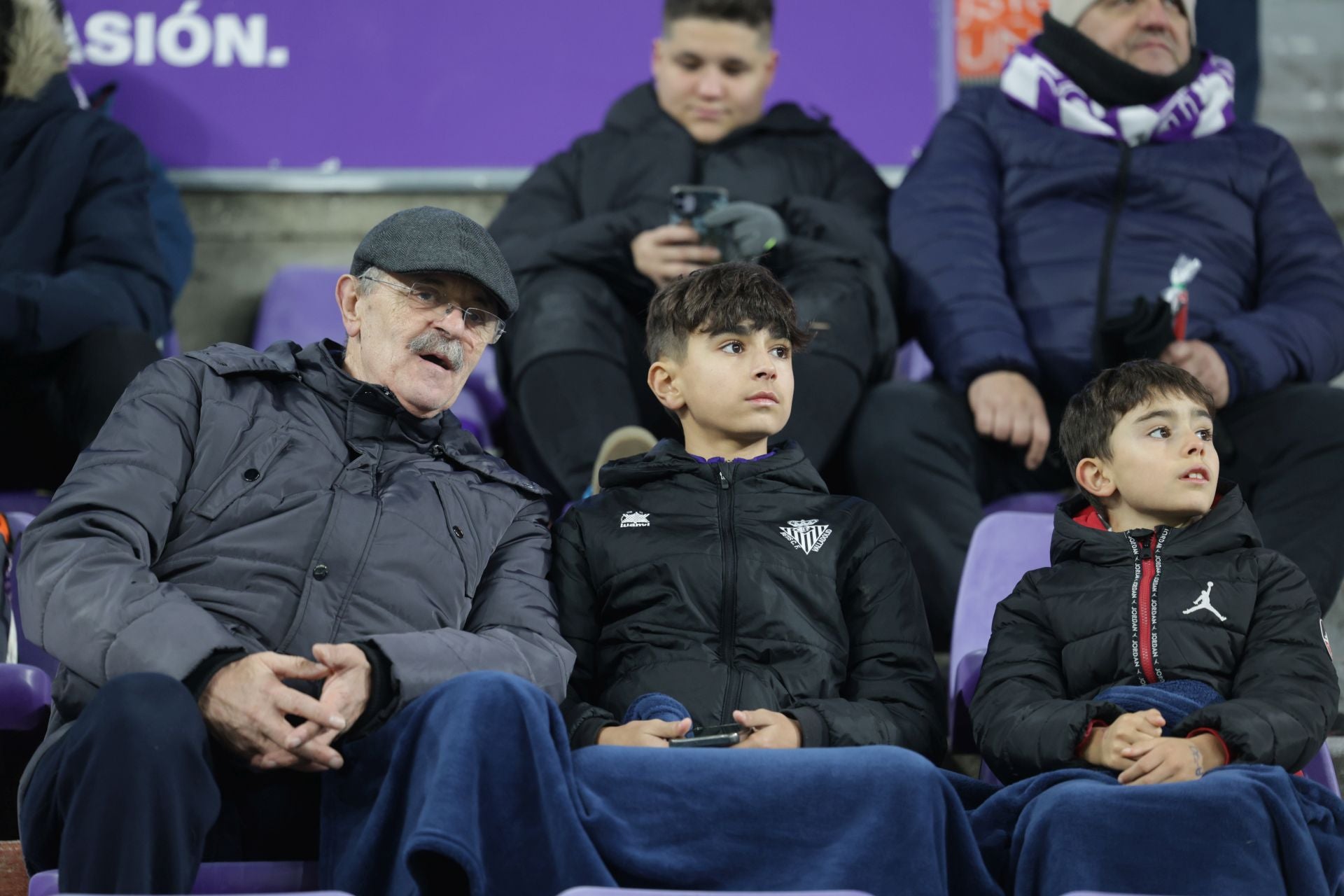 Búscate en la grada del estadio José Zorrilla (1/4)