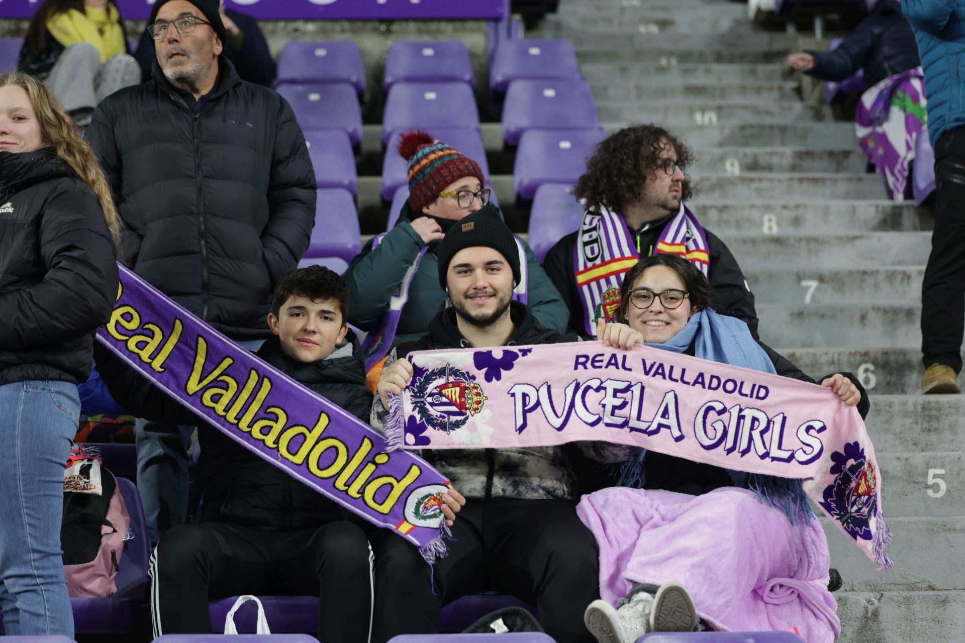 Búscate en la grada del estadio José Zorrilla (1/4)