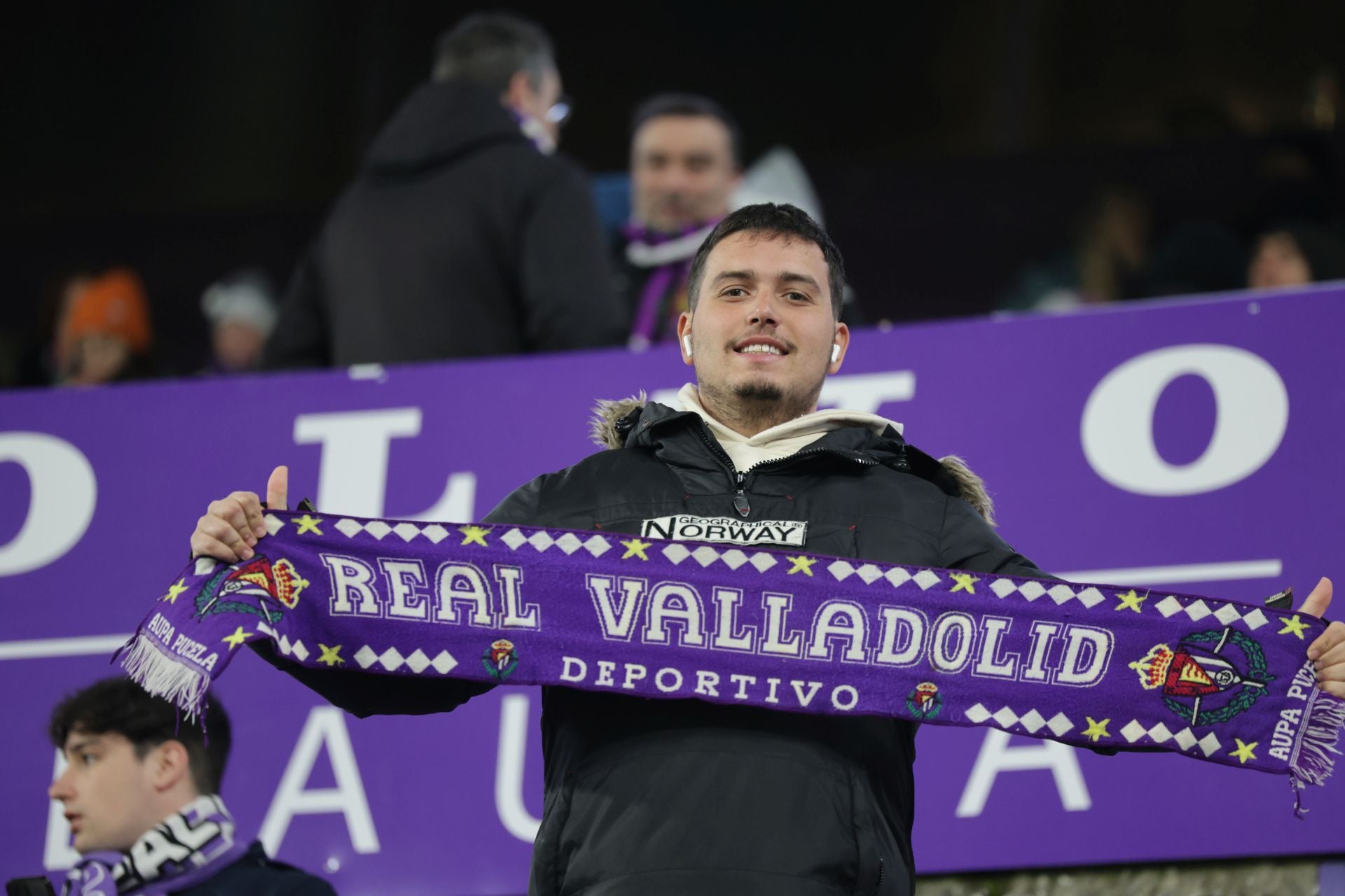 Búscate en la grada del estadio José Zorrilla (1/4)