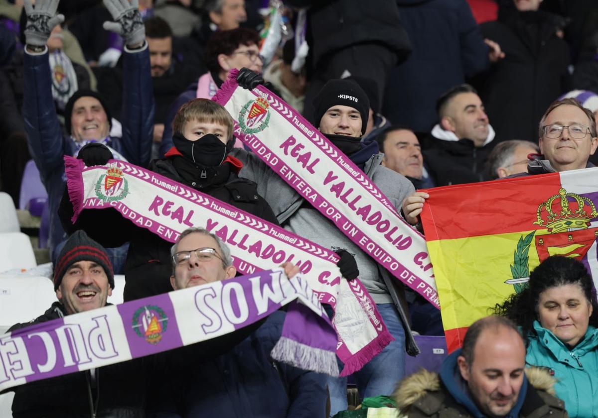 Aficionados del Real Valladolid durante el encuentro.