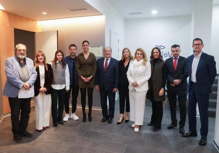 Organizadores y ponentes comparten foto de familia antes del inicio de la jornada.