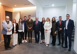 Organizadores y ponentes comparten foto de familia antes del inicio de la jornada.