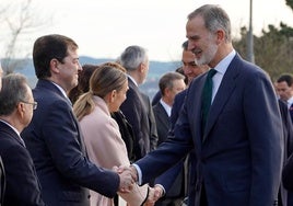 Mañueco saluda al Rey antes del inicio de la Conferencia.