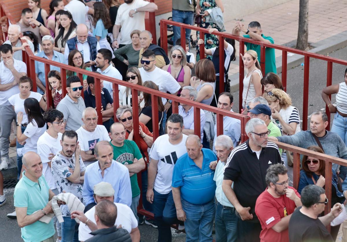 Decenas de personas abarrotan las calles de Arroyo de la Encomienda durante un festejo taurino en una imagen de archivo.