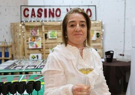 Olga Ovejero, propietaria del 'El Majuelo de Carlos' explicando su 'casino del vino'.