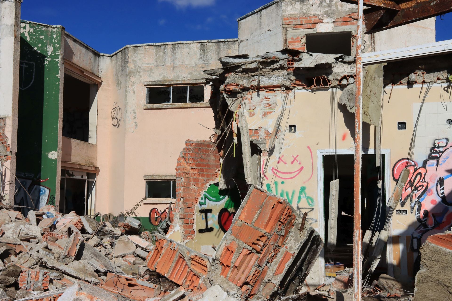 Fotografías del derribo del colegio Saint Michael