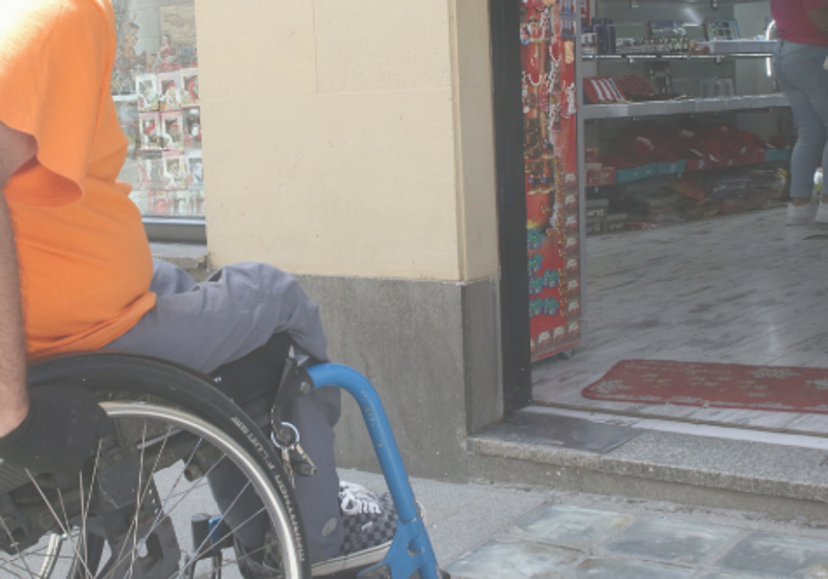 Una persona accede en silla de ruedas a un establecimiento en una imagen de archivo.