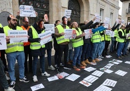 Protesta de los polilcías locales ante el Ayuntamiento de Palencia.