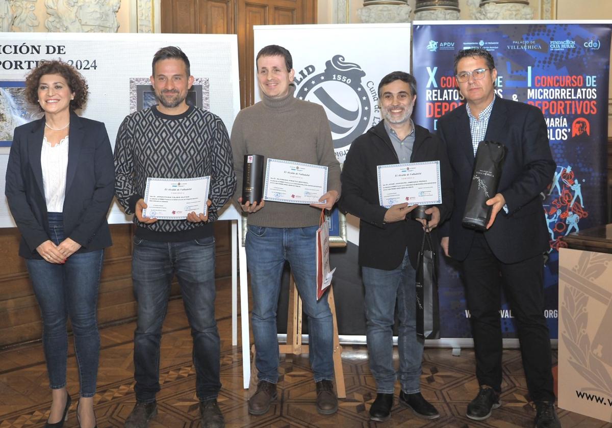 Los ganadores de los certámenes de Relatos, Microrrelatos y Fotografía posan junto a la concejala Mayte Martínez y Guillermo Velasco (APDV).