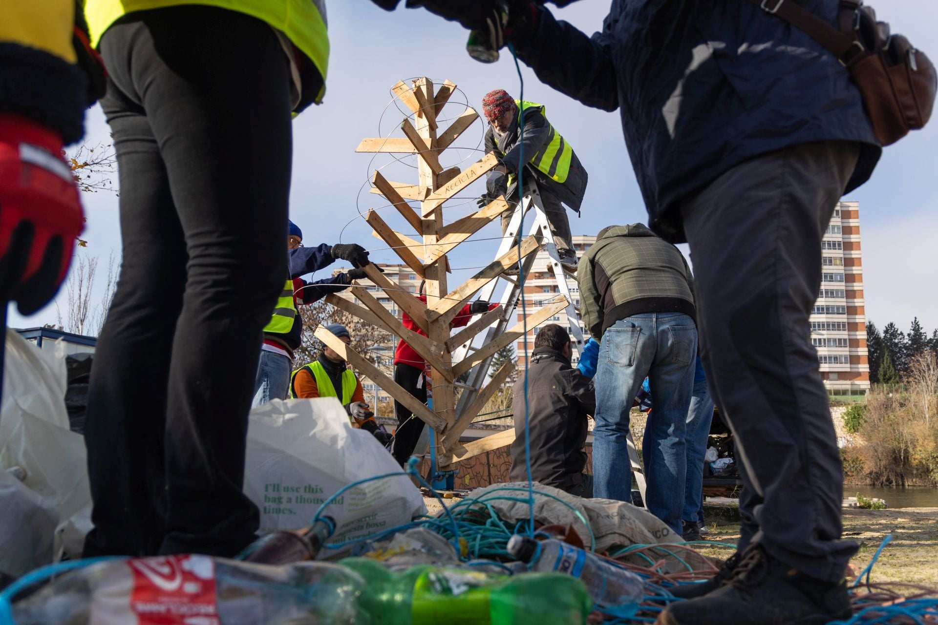 El Árbol de la Basuraleza de Las Moreras, en imágenes