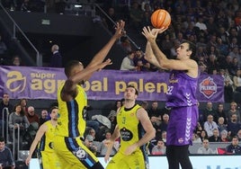 Vaulet lanza a canasta ante la defensa del Ourense.