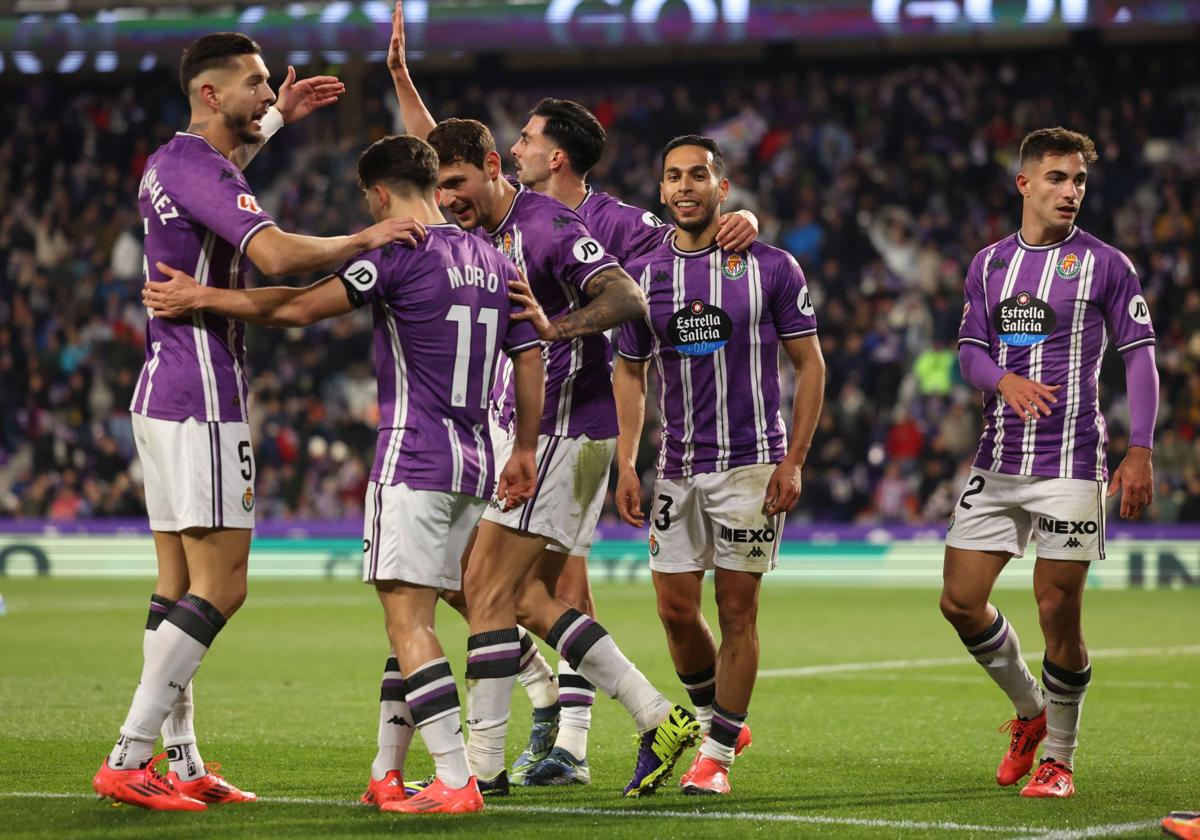 Piña de los jugadores del Pucela en torno a Anuar tras su gol.