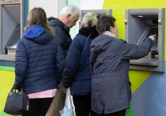 Vallisoletanos accediendo a sus cuentas corrientes para obtener dinero.