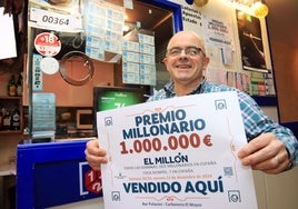 El dueño del bar Palacio en Carbonero el Mayor, Alberto Galán, muestra el cartel que ha recibido este sábado por la mañana en el que acredita la venta del boleto ganador de 'El Millón' del Euromillones.