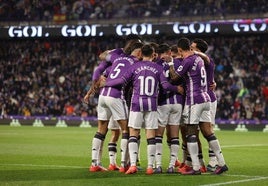 Los jugadores hacen piña para celebrar el gol de Anuar.