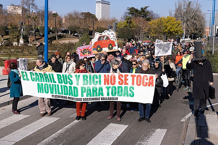 Los manifestantes circulan por el paseo de Isabel la Católica.