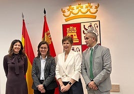 Nuria Sanz (2º por la izq.), flanqueada por Raquel Alonso, Saturnina Moro y José Manuel Barrios.