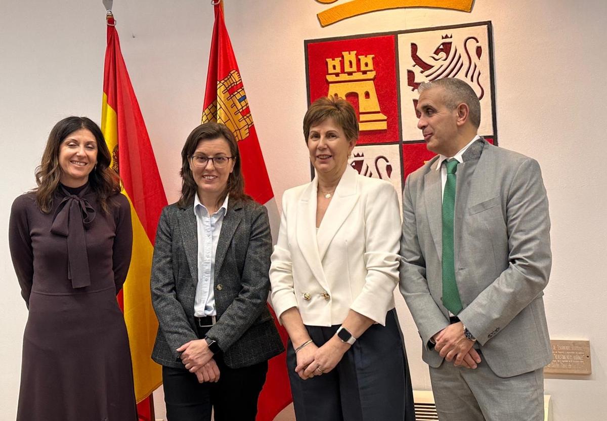 Nuria Sanz (2º por la izq.), flanqueada por Raquel Alonso, Saturnina Moro y José Manuel Barrios.