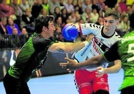 Mario Nevado, durante el último partido del Balonmano Nava.