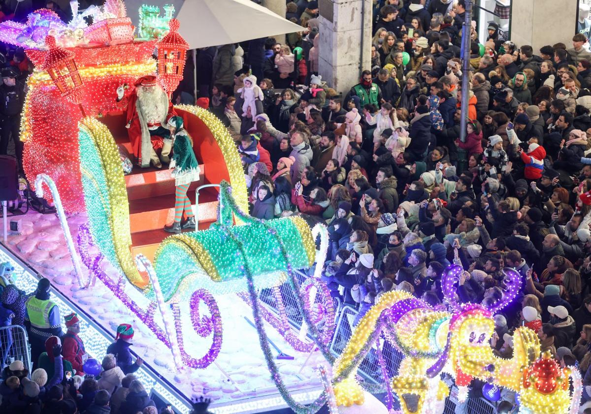 Miles de niños arropan a Papá Noel en su llegada a Valladolid