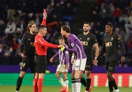 El colegiado muestra la tarjeta roja a Latasa tras ver la jugada en el VAR.