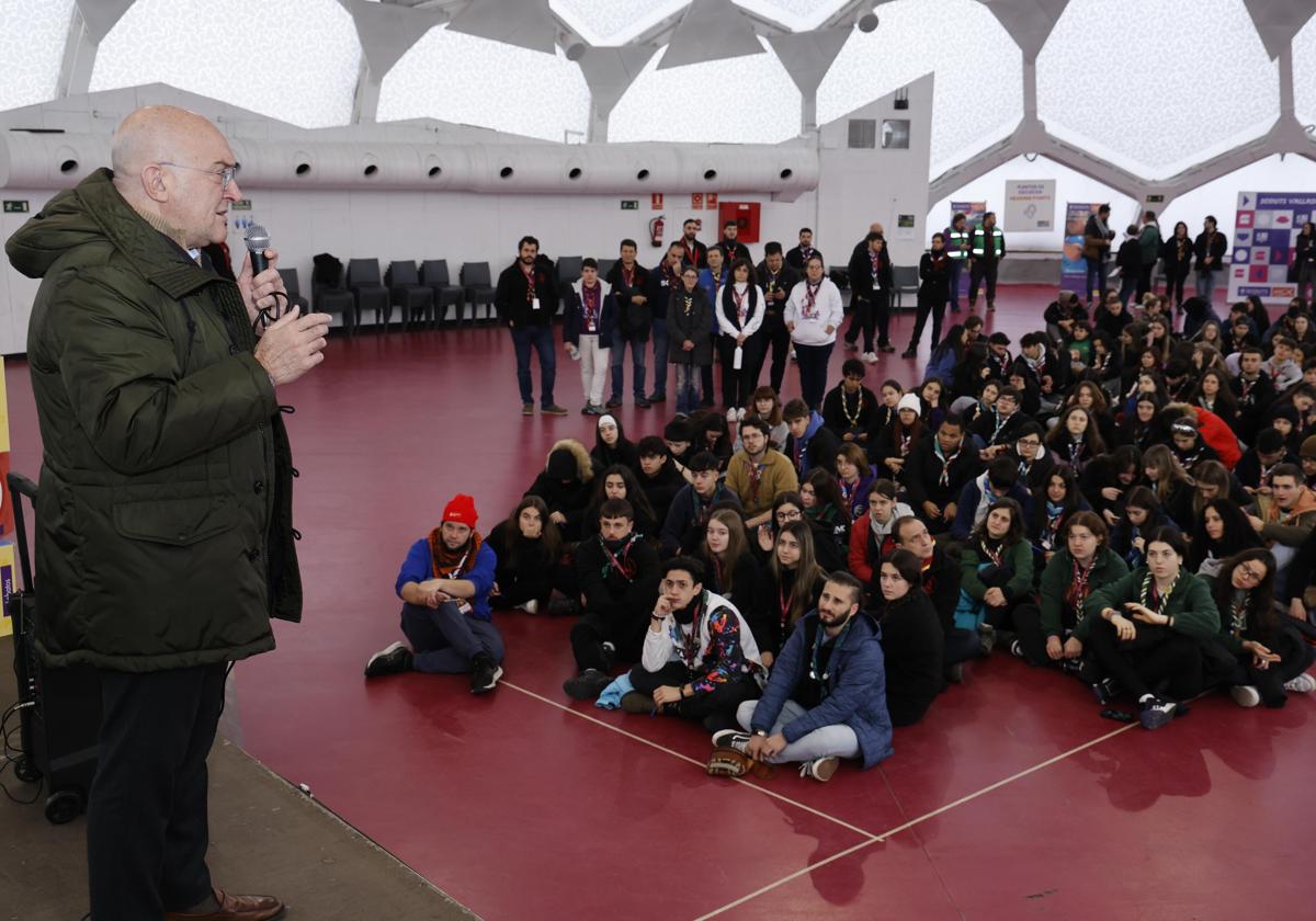El alcalde de Valladolid, Jesús Julio Carnero, con los scouts, en la Cúpula del Milenio.