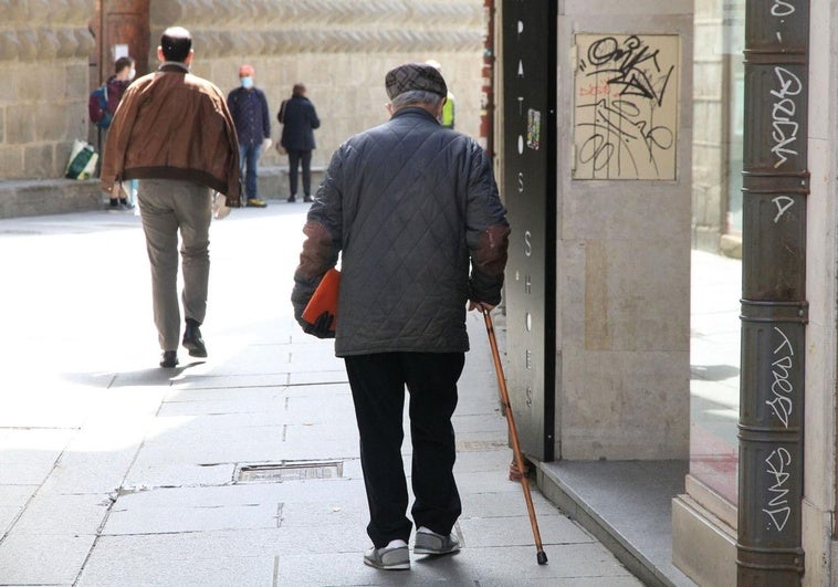 Un jubilado camina por una calle de Segovia.