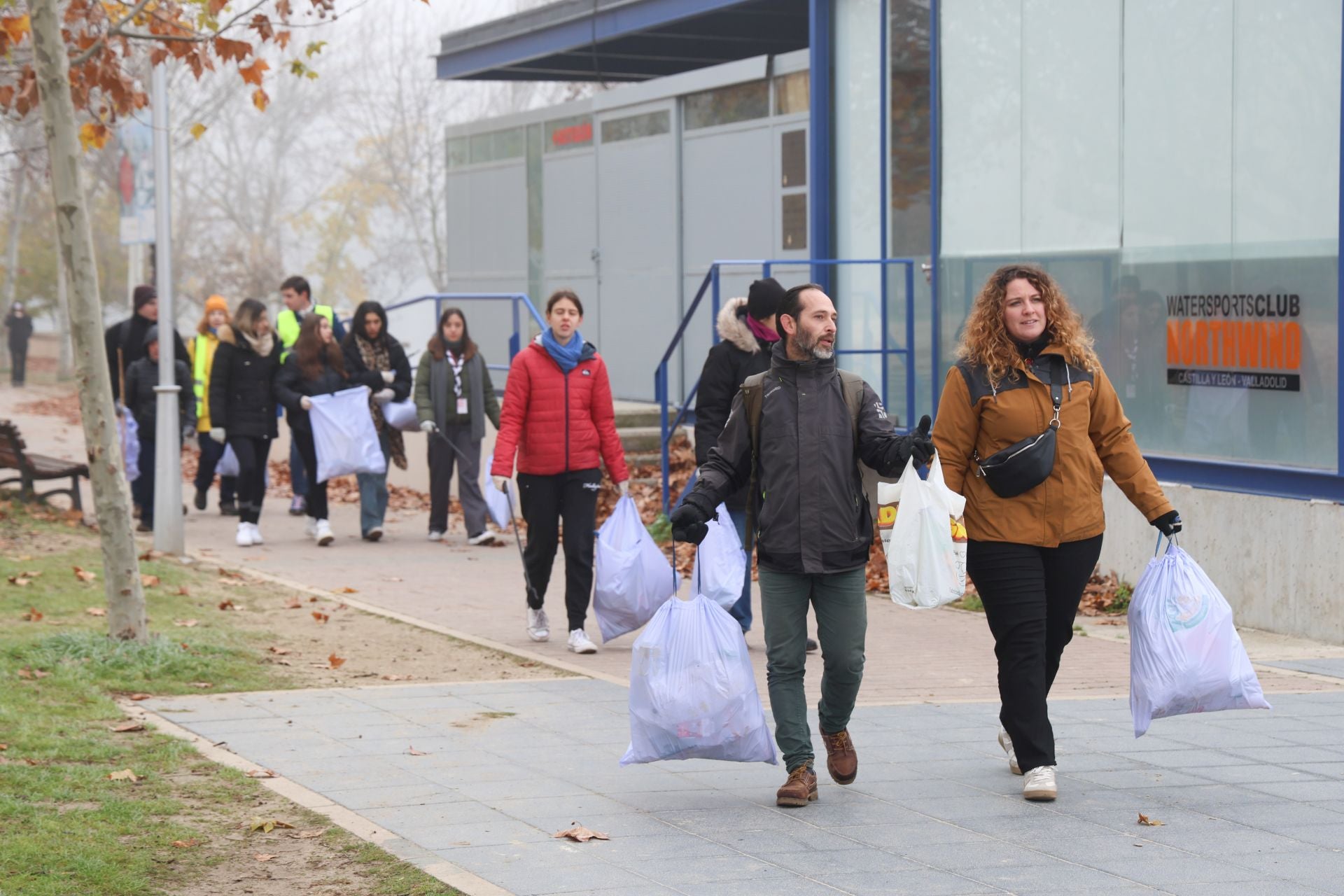 La jornada de recogida de basura junto al Pisuerga, en imágenes