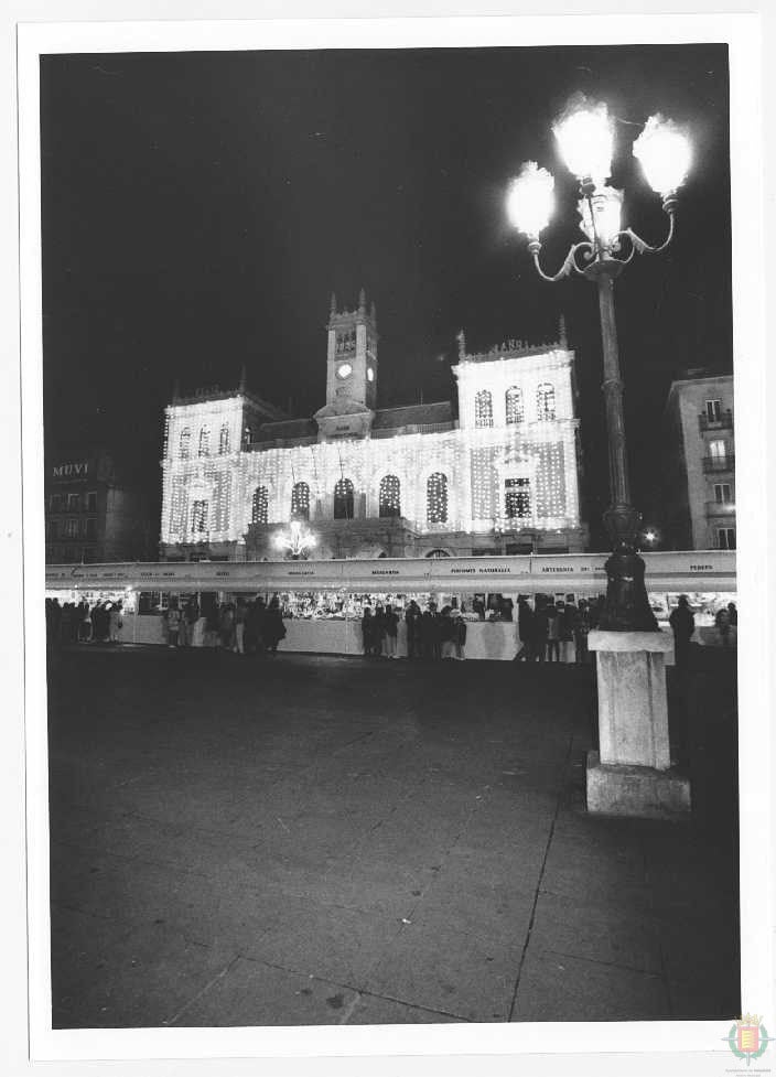 La Plaza Mayor de Valladolid con su tradicional mercado ya en 1994.