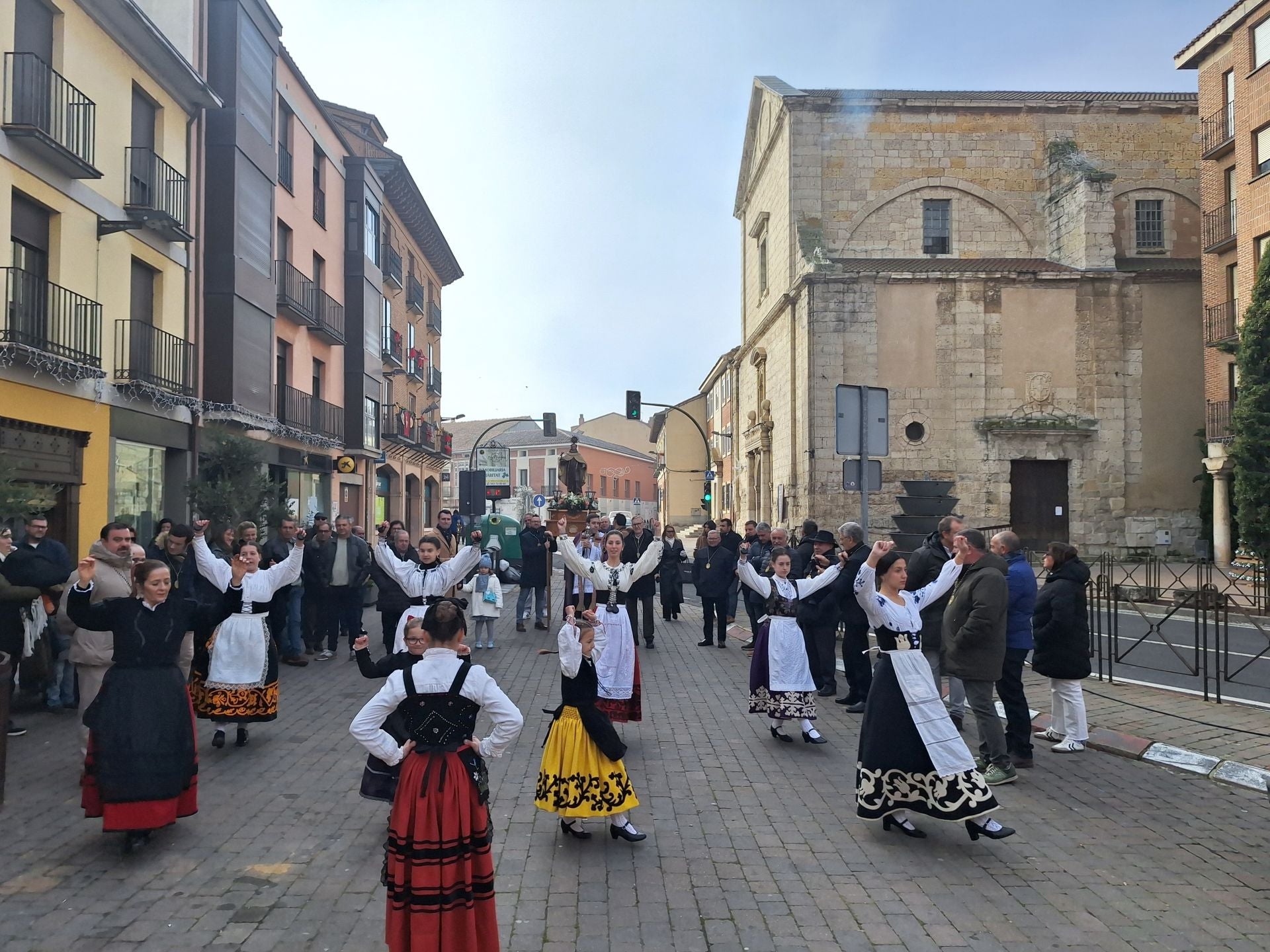 La procesión de la cofradía de San Juan de la Cruz de Rioseco, en imágenes